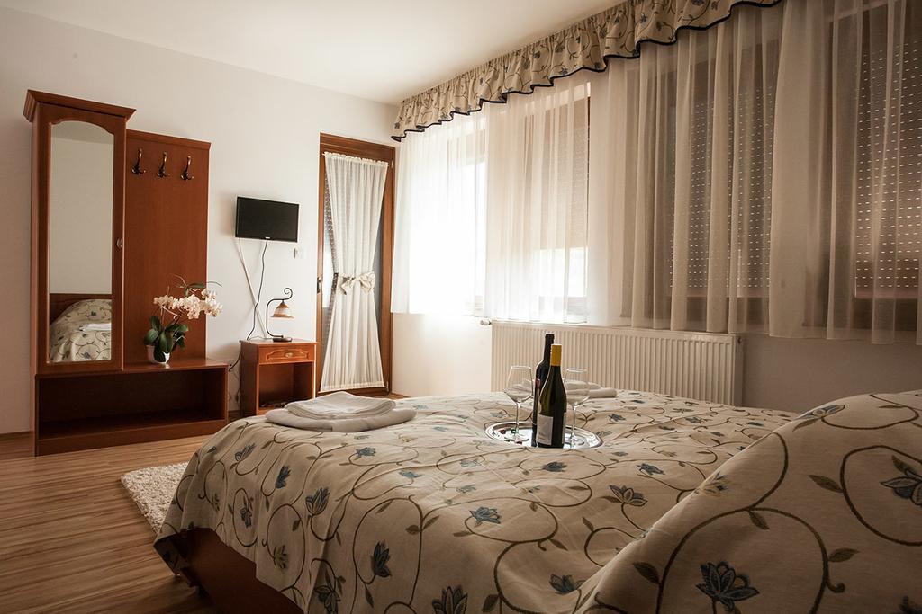 Wekler Csaladi Pinceszet Es Panzio Hotel Mecseknádasd Exterior photo