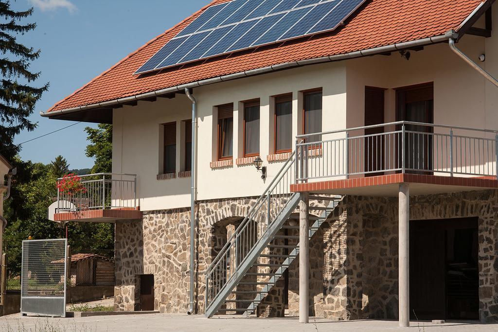 Wekler Csaladi Pinceszet Es Panzio Hotel Mecseknádasd Exterior photo