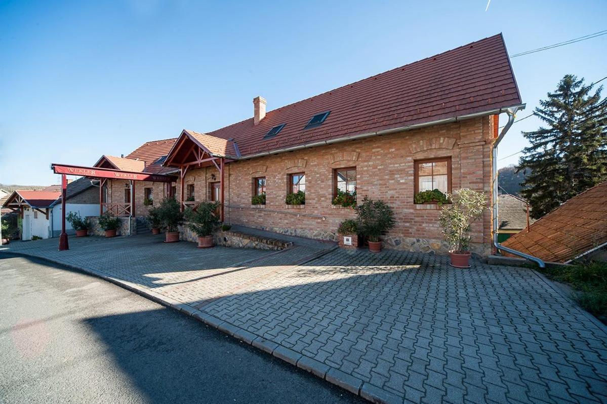 Wekler Csaladi Pinceszet Es Panzio Hotel Mecseknádasd Exterior photo